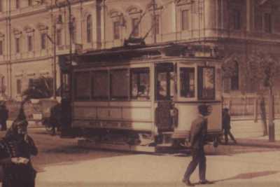La storia di tram e filobus, il cui ricordo si perde nei lunghi cavi che graffiano il cielo di Bari